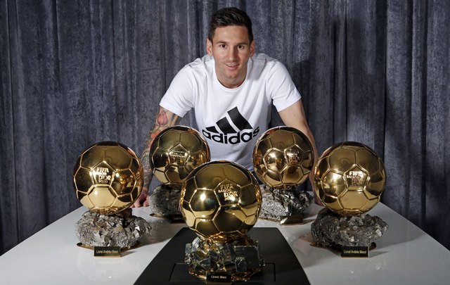 Messi 6-cı dəfə “Qızıl top”u qazanıb 1575345702 14526277475829.jpg