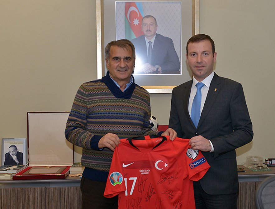 AFFA-nın baş katibi Türkiyə millisinin baş məşqçisi ilə görüşüb 1575606679 15755584246370737790 1000x669.jpg