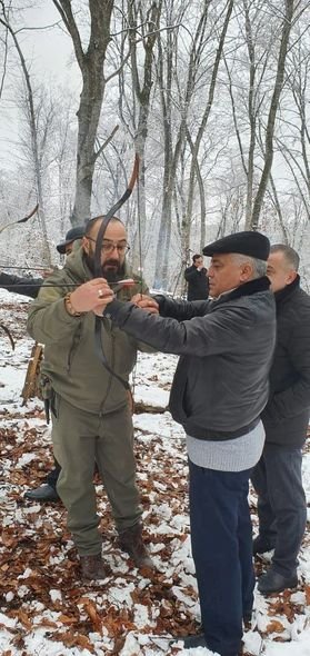İcra başçısı turistlərlə qartopu oynadı, ox atdı - FOTO/VİDEO