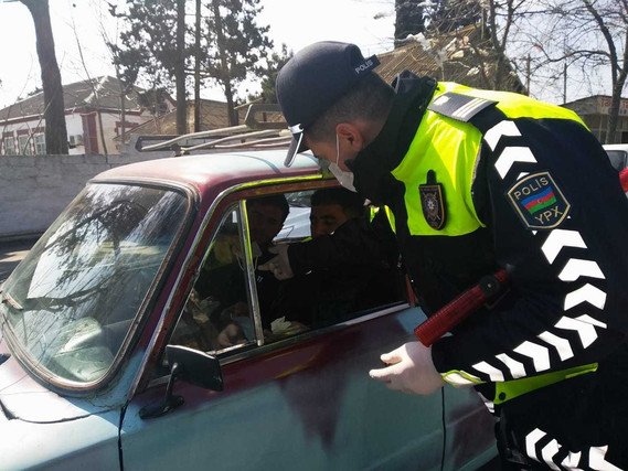 Polis sürücülərə tibbi spirt, maska və əlcək payladı 1585034237 69da35ce ef3f 4b57 96dc d0d7d4ab7c30 640.jpg