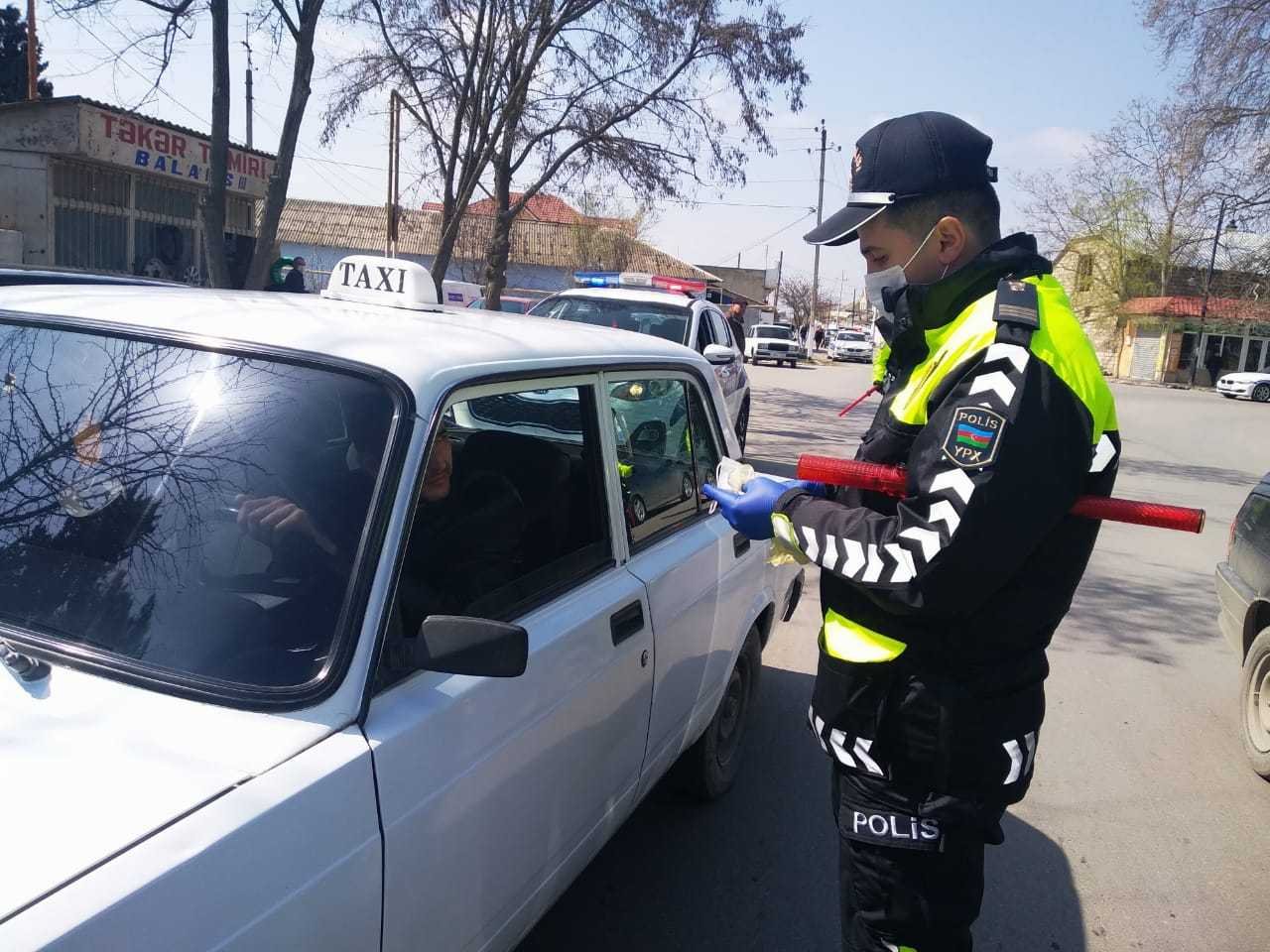 Polis sürücülərə tibbi spirt, maska və əlcək payladı