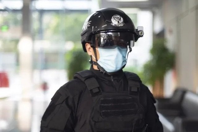 Dubay polisi koronavirus xəstələrini tanıyan “ağıllı” dəbilqə geyinir 1587791994 9fc691d0 d777 42dc be92 bc3682f21836 640.jpg