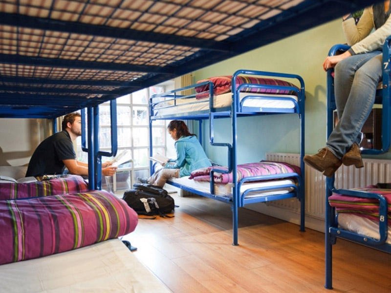 Hosteldə qarət etdikləri əcnəbini dişləyib qaçdılar – MƏHKƏMƏ 1588099238 534461.jpg