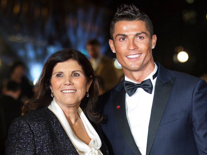 Ronaldu anasına bahalı avtomobil hədiyyə etdi – FOTO 1588518014 204070.jpg