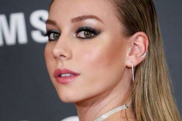 Məşhur aktrisa yeni tatusu ilə gündəmə gəldi – FOTO 1590593721 1590592837 ester exposito reveals her weak points in a relationship img.jpeg