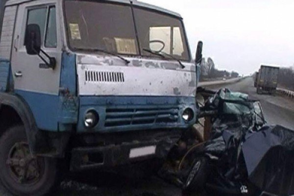 Hacıqabulda minik avtomobili “KamAZ”la toqquşub, xəsarət alanlar var 1590730636 1590728522 bf675f.jpg