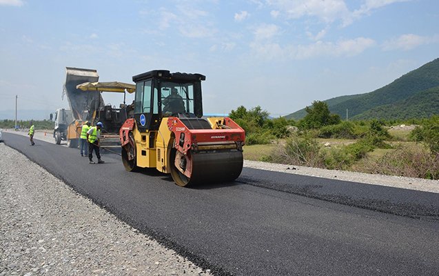 Tovuzda yol çəkilişi zamanı qaz borusu partladı 1592664651 yol 2.jpg