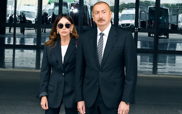 Prezidentlə xanımı yeni gətirilən təcili yardım maşınları ilə tanış oldu 1600775426 1.jpg