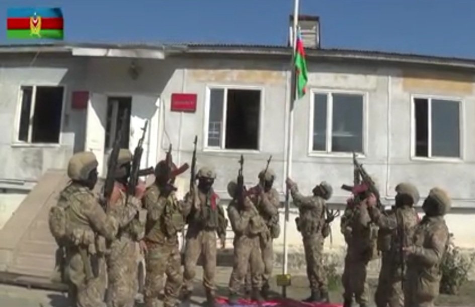 Füzuli şəhərinin mərkəzində Azərbaycan bayrağı qaldırıldı 1603035916 20201018 194410.jpg