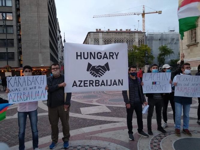Budapeşt şəhərində Gəncə terroruna etiraz aksiyası keçirilib 1603391042 1603389860156 qa4bmlwt.jpeg