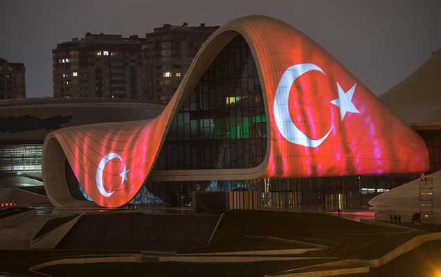 Heydər Əliyev Mərkəzində Türkiyə bayrağı videoproyeksiya olundu 1603992332 turk 1.jpg