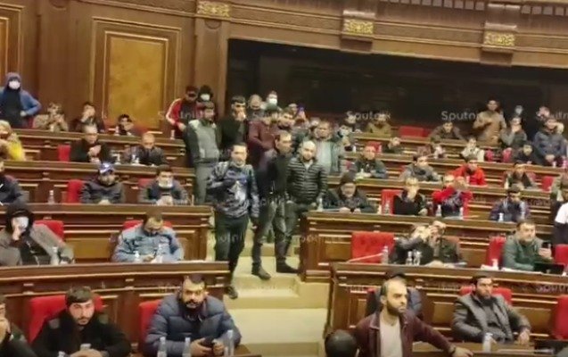 “Kim Paşinyana bunu imzalamağa hüquq verib?” 1604973434 ermparl1.jpg