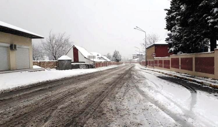Qrız, Sarıbaş, Xınalıqda qar yağıb 1605695432 havaqar445.jpg
