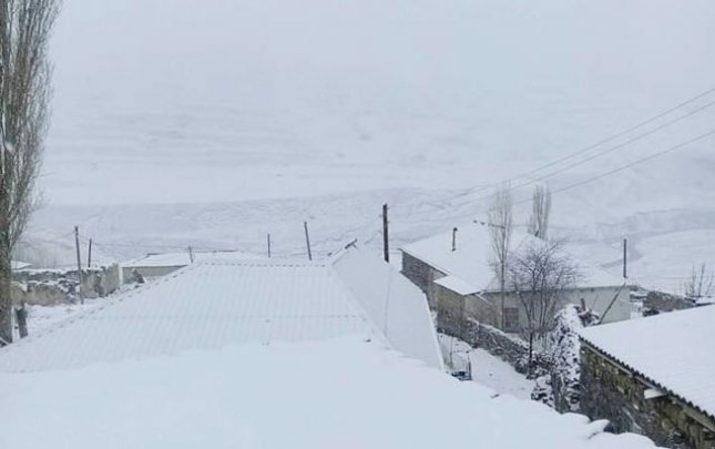 Azərbaycanın dağlıq rayonlarına qar yağacaq 1606209975 qar 2.jpg