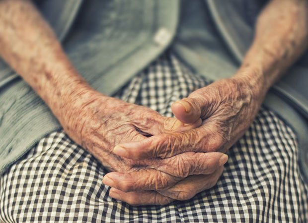 Azərbaycanın ən yaşlı pensiyaçısının 130 yaşı var 1610691183 hands old woman.jpg