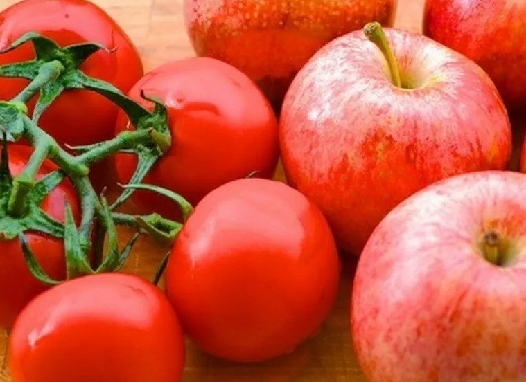 Rusiyaya alma və pomidor ixrac edən müəssisələrin sayı açıqlandı 1612538813 yabloki pomogayut v sozrevanii tomatov.jpg