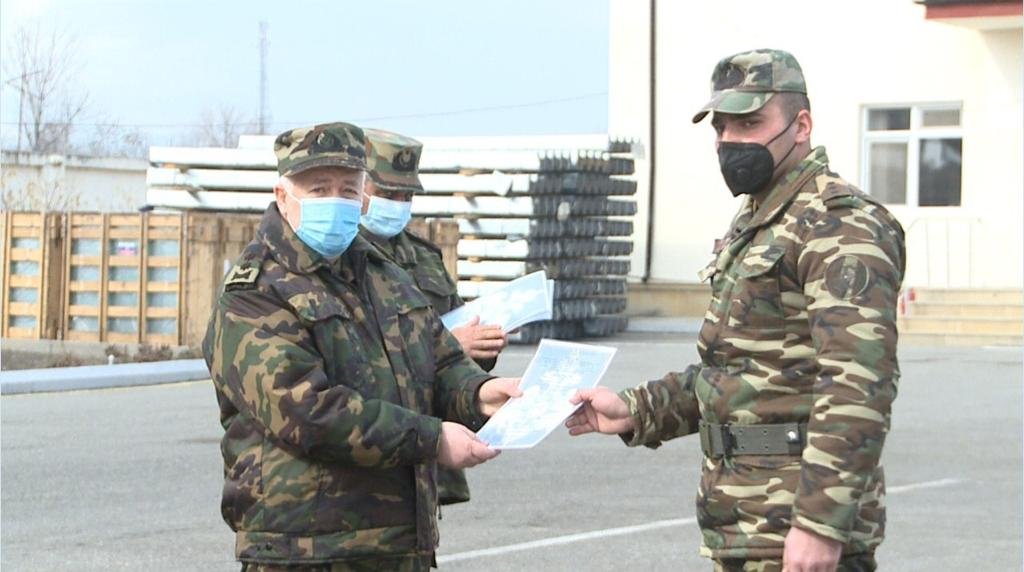 General-leytenant Etibar Mirzəyev istehkamçı-mütəxəssislərə sertifikatlar təqdim edib 1612622673 et4.jpeg