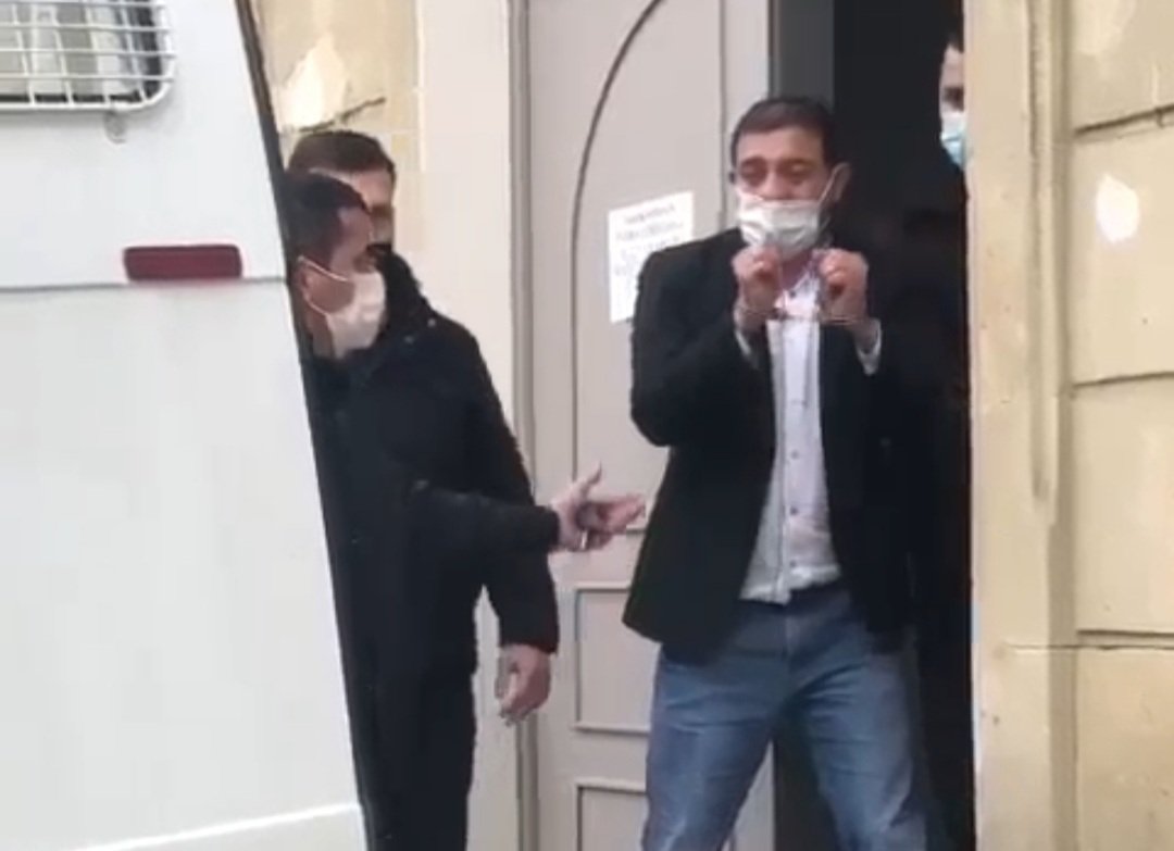 Ata Abdullayevin qolları qandallı görüntüləri yayılıb 1615916166 20210316 213432.jpg