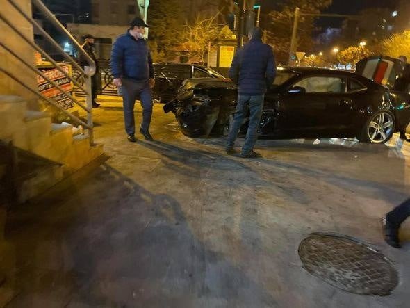 Bakıda idman avtomobili səkiyə çırpıldı 1616954525 1616950364 166376094 141322977907093 2834060713778757736 n.jpg