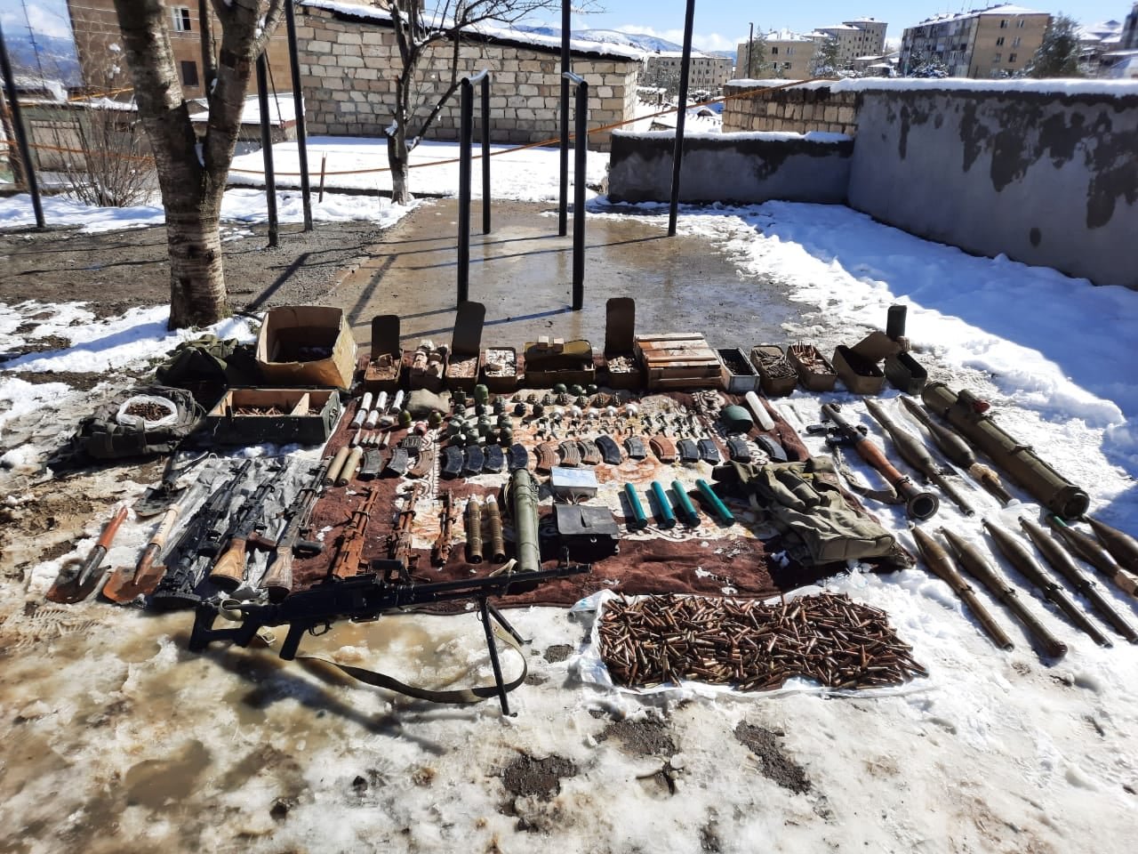 Şuşada xeyli sayda silah-sursat aşkarlandı 1617002867 166151324 2795911883959440 6985837213408584115 o.jpg
