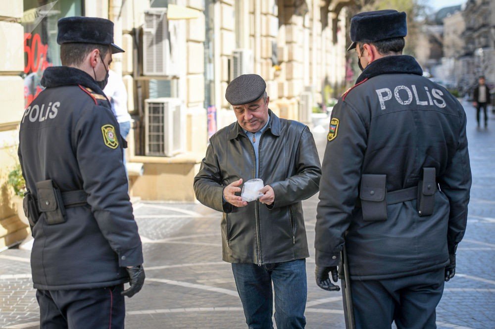 Həkim: “Ölkədə mütləq karantin tətbiq edilməlidir” 1617812131 1588334976 modern az polis 316.jpg