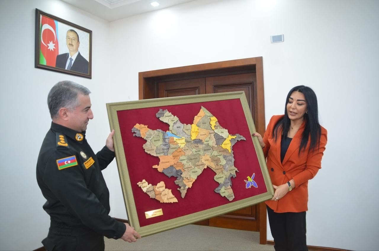 “Əsgərə Xatirə Kitabı” Layihəsinin rəhbərliyi Müdafiə Naziri tərəfindən mukafatlandırıldı 1618586598 1618584721 175304937 564920227788230 5043565386364111694 n.jpg