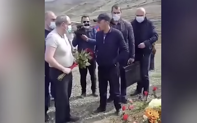 Paşinyana ölən əsgərin məzarına gül qoymağa icazə vermədi 1618731737 esg.png