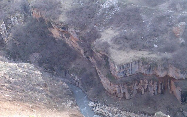 Qubada iki qardaş qayalıqdan çaya yıxıldı, biri öldü 1621266428 93412251.jpg