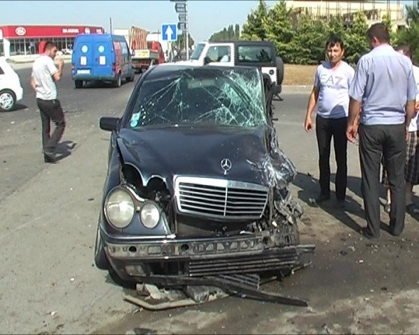 Hacıqabulda ağır yol qəzası olub, 1621311611 2 mers qeza olum 813.jpg
