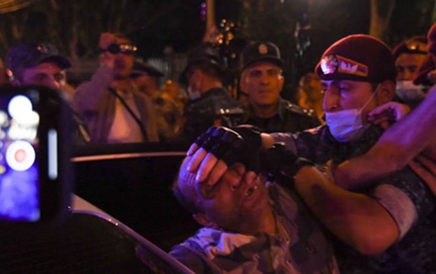 Yerevan polisi Paşinyanın əleyhdarlarını saxladı 1621543001 aksiya.jpg