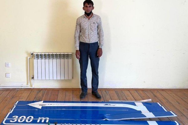 Yol nişanı lövhəsini oğurlayan şəxs tutuldu 1621756914 1621751807 4efe440a 7b99 3289 ba8d 05d3de061c90.jpg
