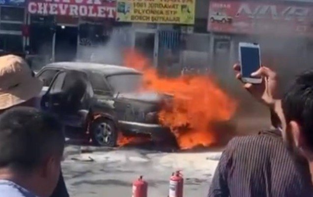 Bakıda maşın yandı 1622310338 qaz854.jpg