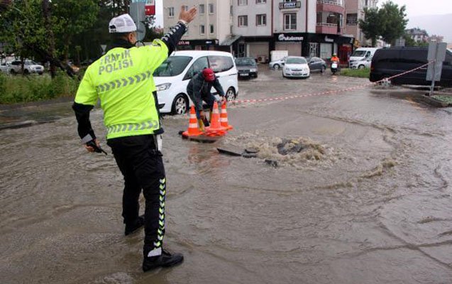 Ankarada maşınlar suyun altında qalıb 1623478422 ankara.jpg