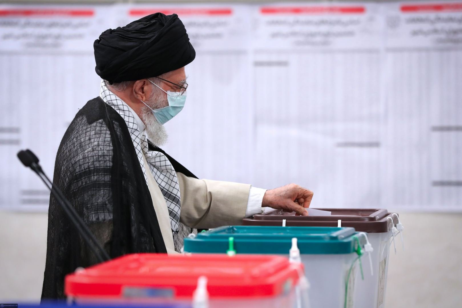 Xamenei prezident seçkilərində səs verib 1623996842 xamenei 180621 2.jpg
