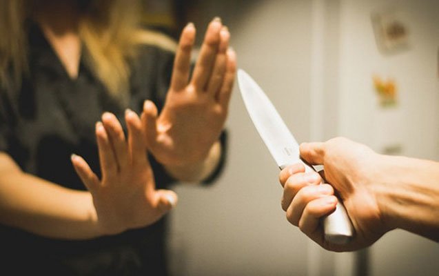 Boşanmaq istəyən arvadını məhkəmənin önündə öldürdü 1624003364 bicaq.jpg