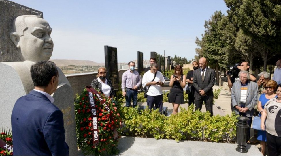 Xalq artisti Yaşar Nurinin məzarı ziyarət olunub 1630922269 a512294416309205966495407651103514.jpg