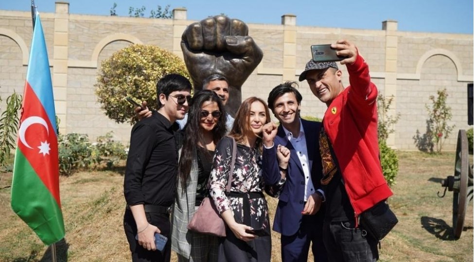 “Dəmir yumruq” abidəsinin açılışı olub 1632286306 e8d92f99163223824020099934710843645.jpeg