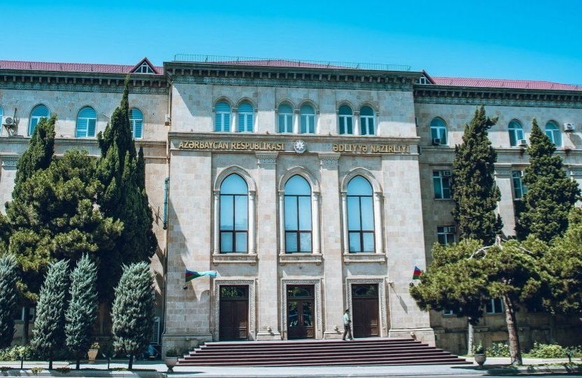 Ədliyyə Nazirliyinin işçilərinin maaşları artırılıb 1640265011 edliyye.jpg