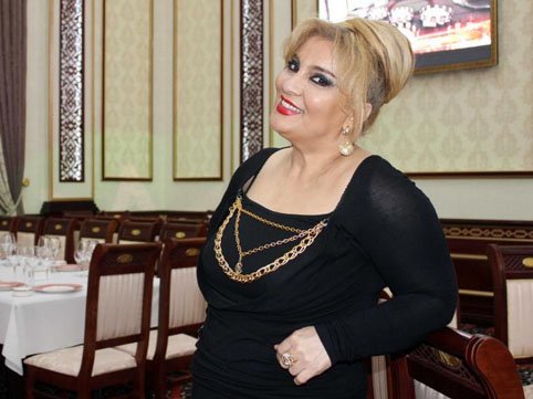 Müğənninin həyat yoldaşı onun mühafizəçisi olub 1641309544 144438754656179ada9a02d.jpg