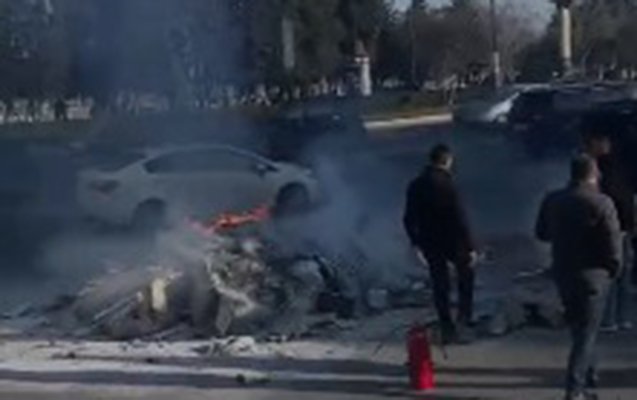 Yanmamaq üçün alışan tullantıları maşından atdı 1677430487 daz.jpg