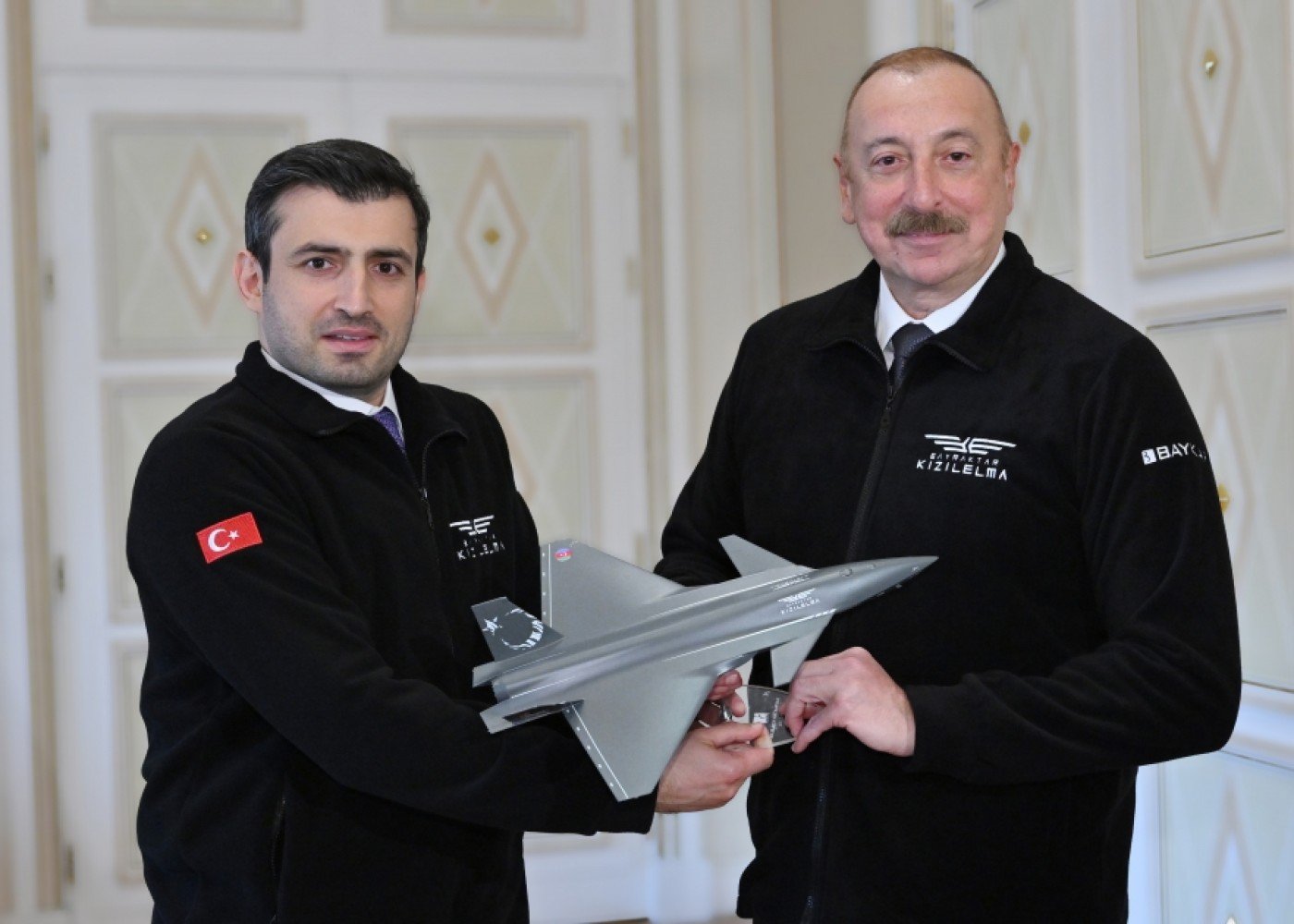 Bayraktar İlham Əliyevə xatirə hədiyyəsi verdi 1680521290 1680519259 1680518917 16805186523851252668 1200x630.jpg