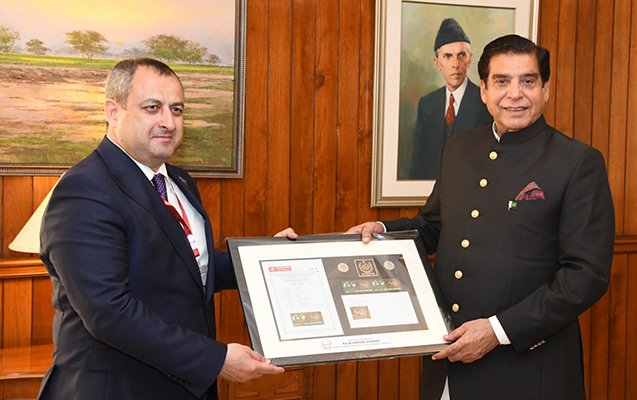 Adil Əliyev Raca Pərviz Əşrəflə görüşüb 1683732931 adil.jpg