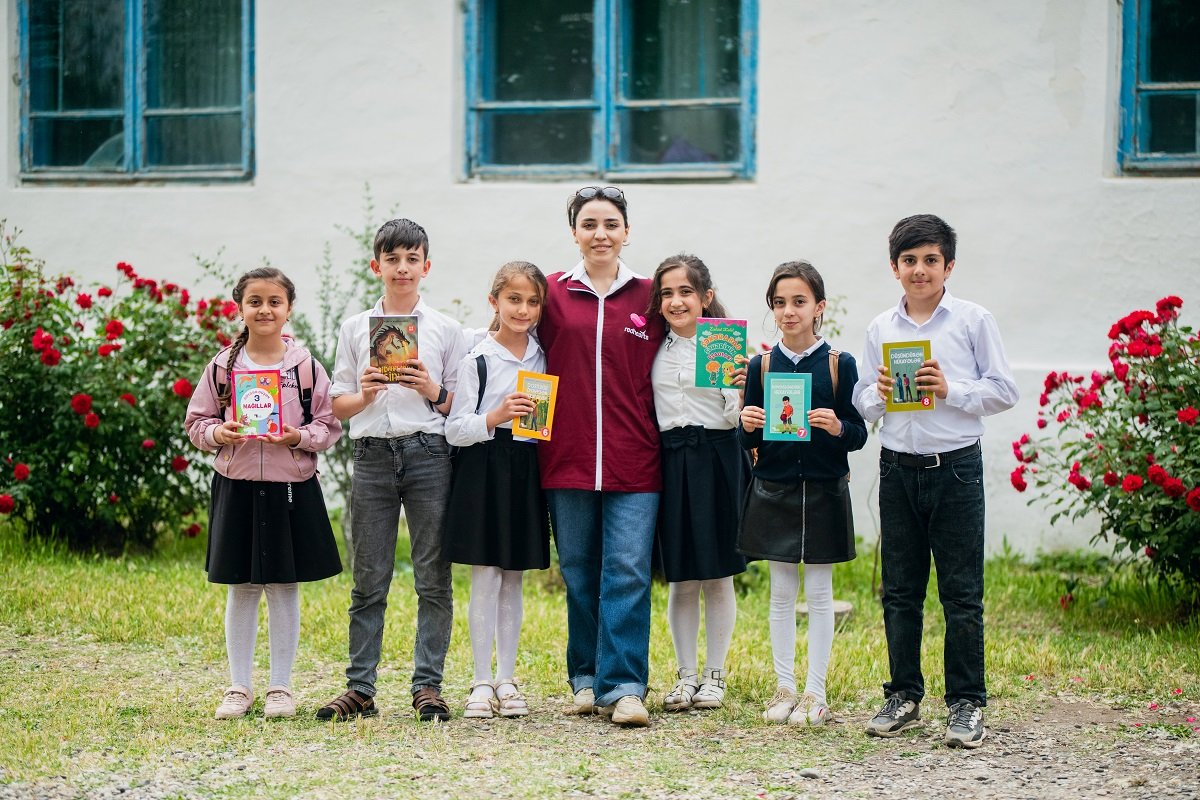Qırmızı Ürəklər Fondundan “Kitab Gəzər” layihəsinə dəstək 1688371919 foto 1.jpg