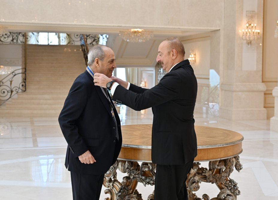 İlham Əliyev Xalq artisti Rasim Balayevə orden təqdim edib 1691482483 1691481951807225387 1000x669.jpg