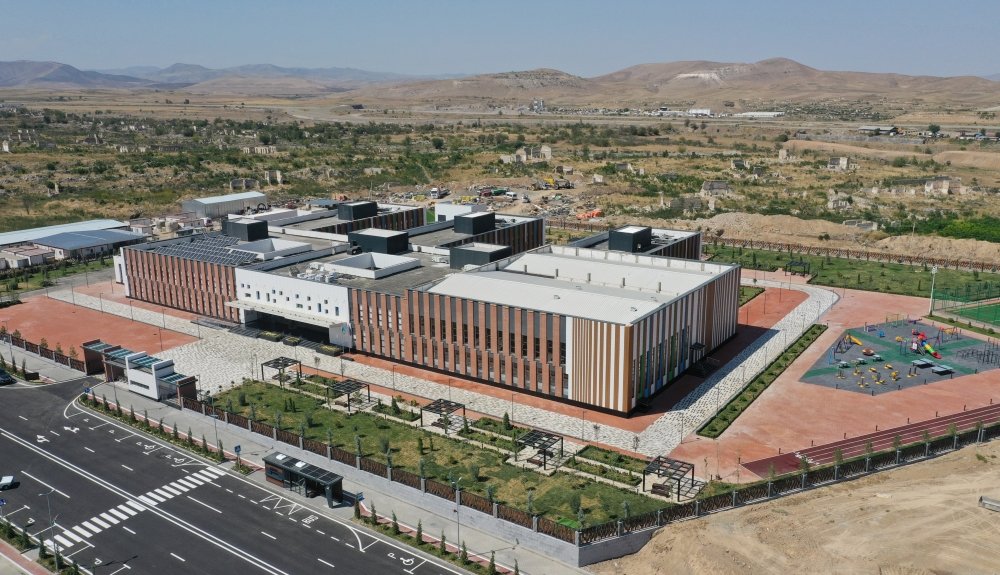 Azərbaycan ilə Özbəkistan prezidentləri və xanımları Füzulinin Baş planı ilə tanış olublar 1692783443 16927811565391432070 1000x669.jpg