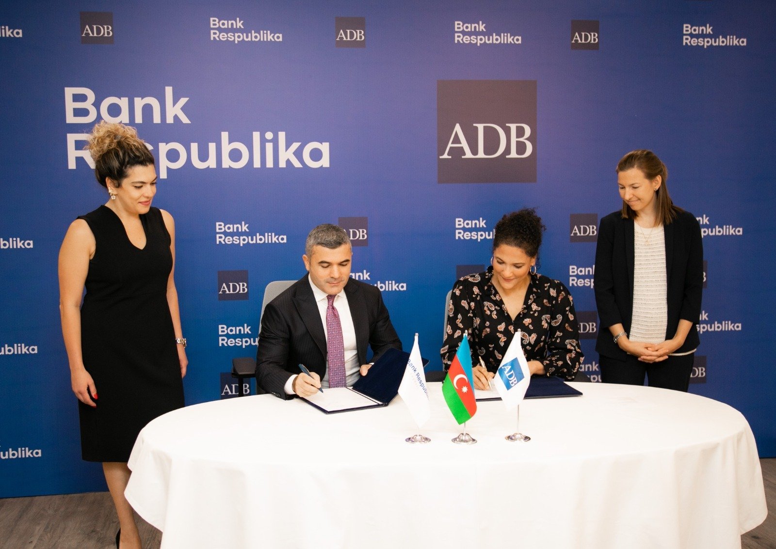 Asiya İnkişaf Bankı və Bank Respublika yeni kredit müqaviləsi imzalayıb 1697093126 adb bankrespublika 1.jpg