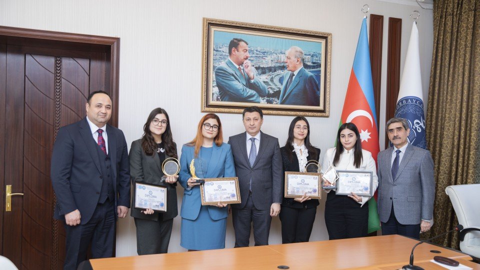 ATU rektoru qalib olan komanda üzvləri ilə görüşüb 1706012432 1706011632 4x6a8939 1.jpg