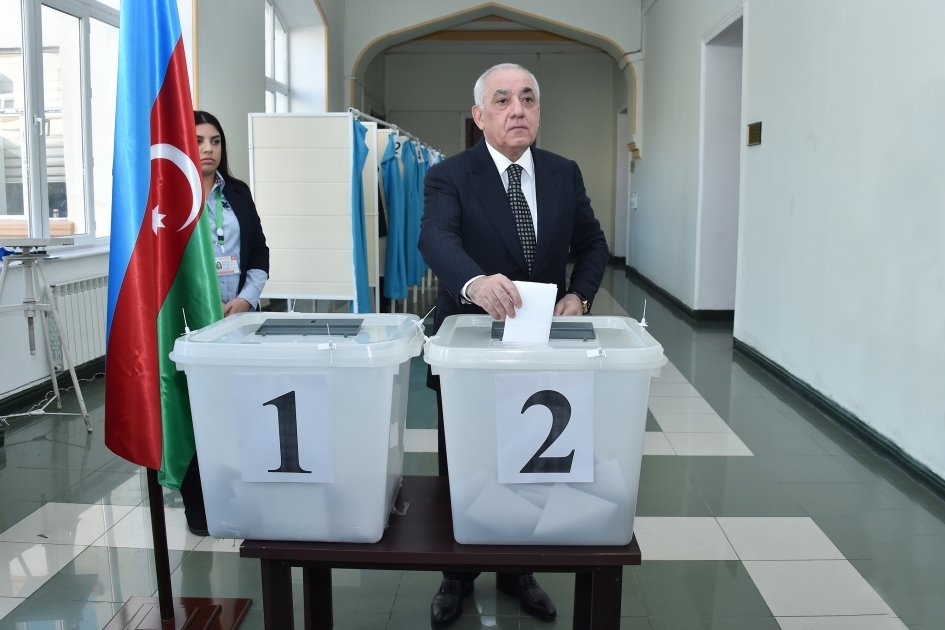 Baş nazir Əli Əsədov 2 saylı seçki məntəqəsində səs verib 1707291751 17072906312745363 1200x630.jpeg