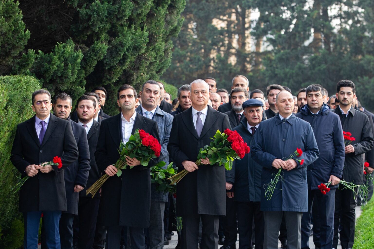 “Azərsun Holdinq” rəhbərliyi Ulu Öndərin məzarını ziyarət etdi 2.jpg