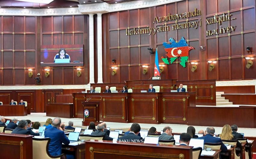 Diplomatik rütbələrin verilməsi sahəsindəki yeniliklər məlum oldu Millimeclis.jpg